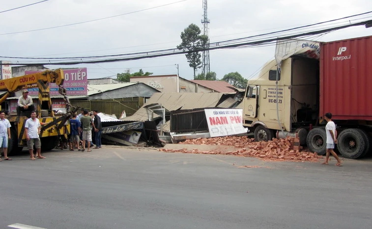 Xe đầu kéo đâm sập ba căn nhà ở Thủ Đức ảnh 1